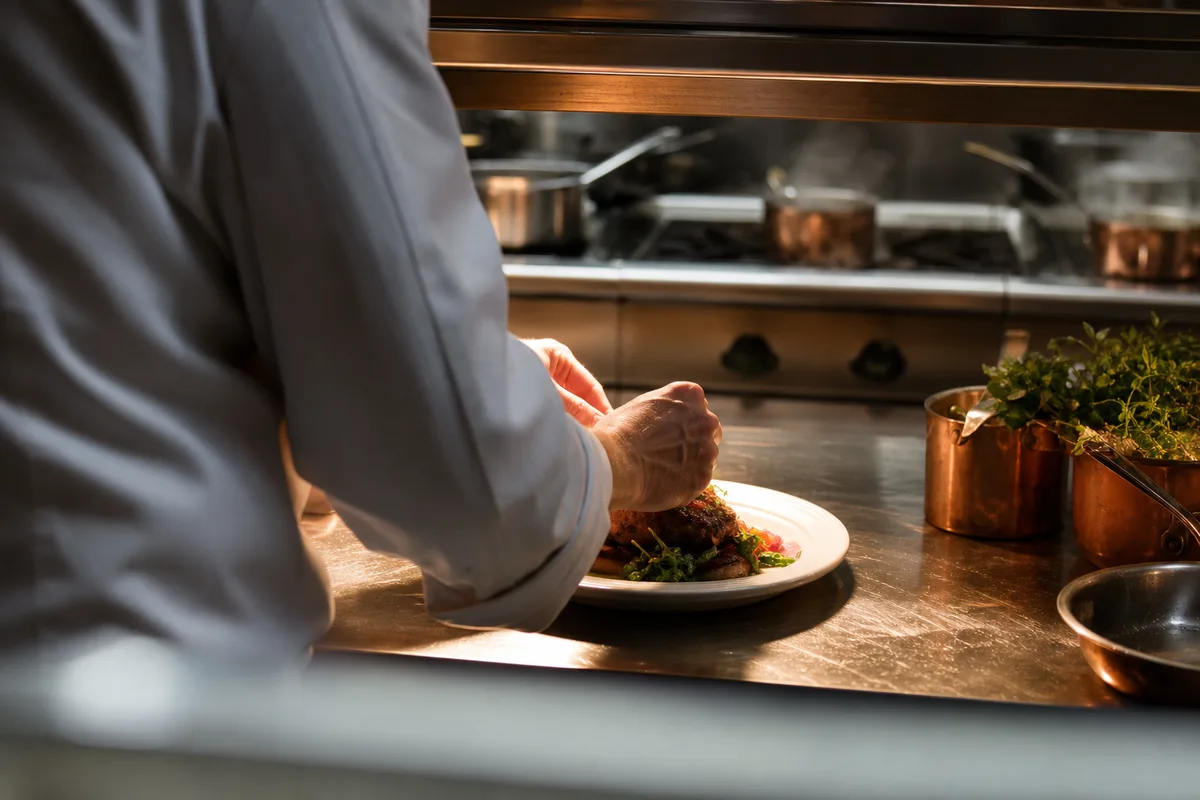 Cuisine professionnelle en pleine préparation dans un restaurant de centre-ville